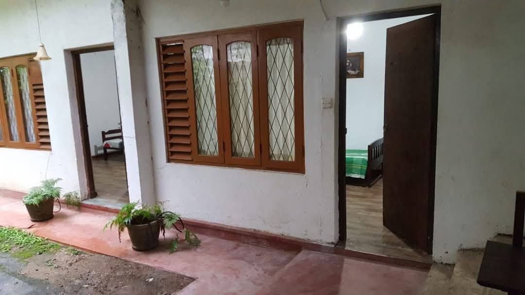 Room available for a working lady at Ethul Kotte, with all facilities including parking