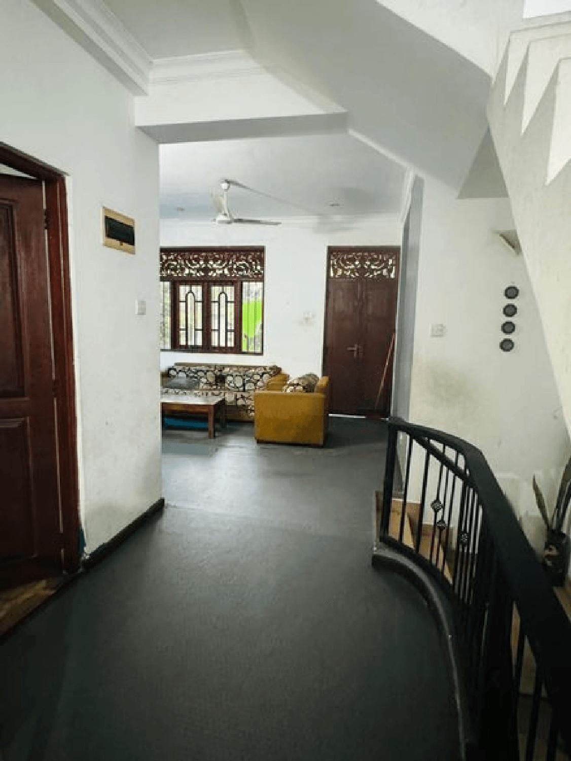 කිරිබත්ගො කවුදඩ මහරහංදියට නුදුරින් අගනා තෙමහල් නිවසක් විකිණීමට