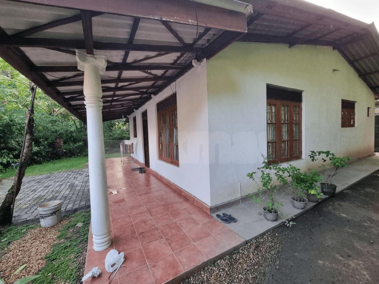 කඩවත නගරයට කිලෝමීටරයක් දුරින් අගනා නිවසක් හදිසියේ විකිණීමට