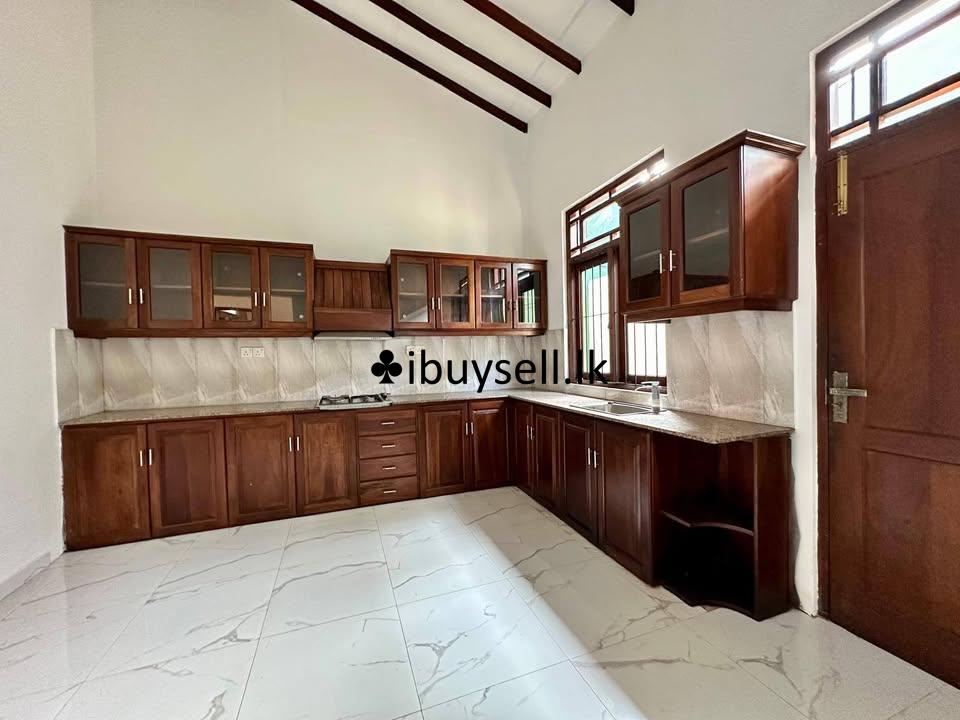 House for sale in Athurugiriya