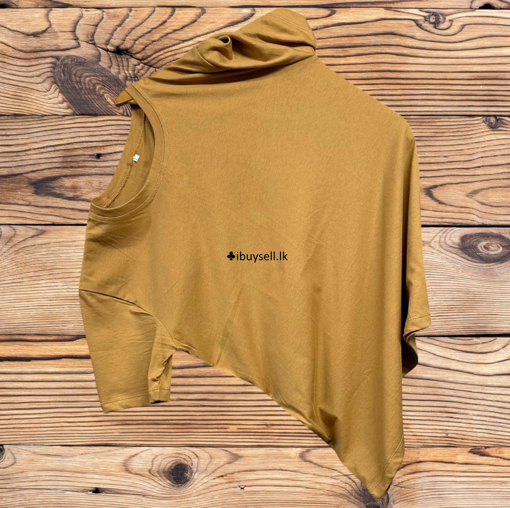 Unisex Crew Neck T-shirt – Ulahitiwala, Malwana