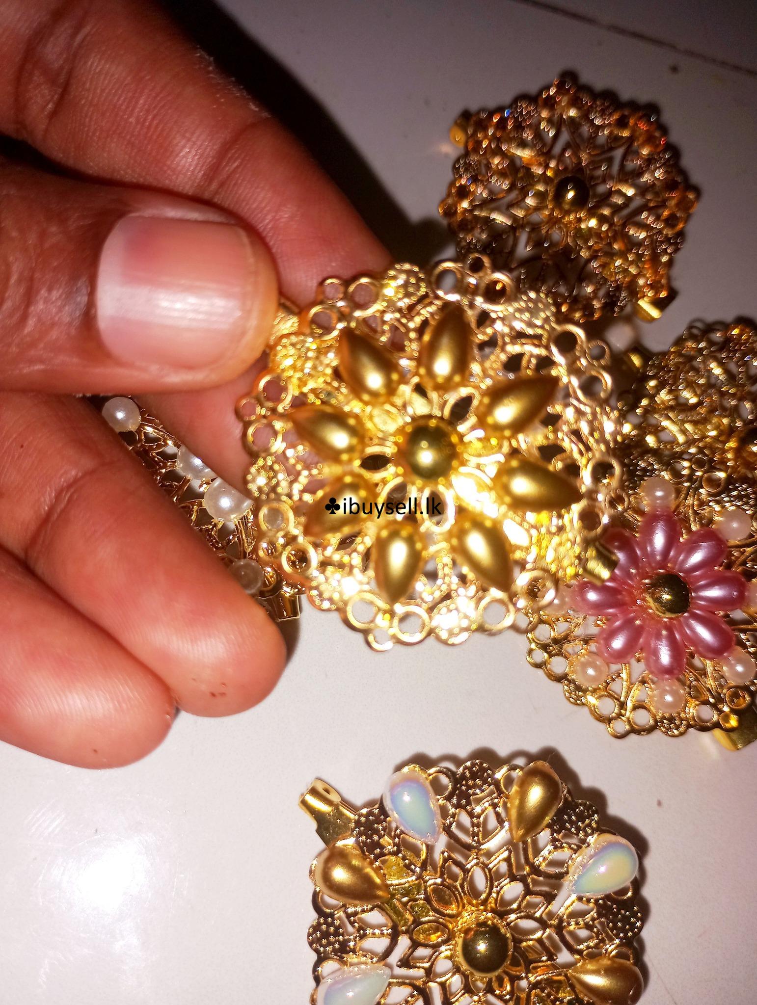 uncommon saree brooch for sale!