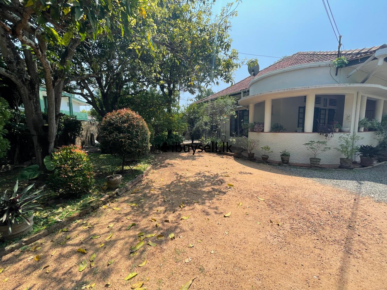 6 roomed House for rent at Station Road, Mount Lavinia