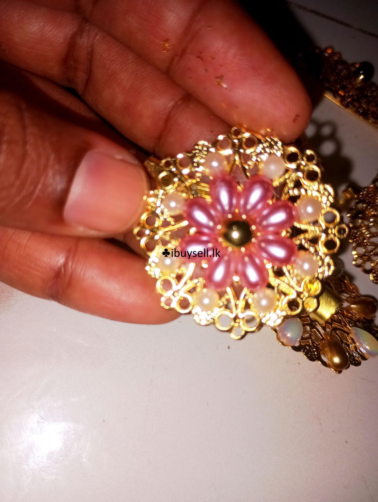 uncommon saree brooch for sale!