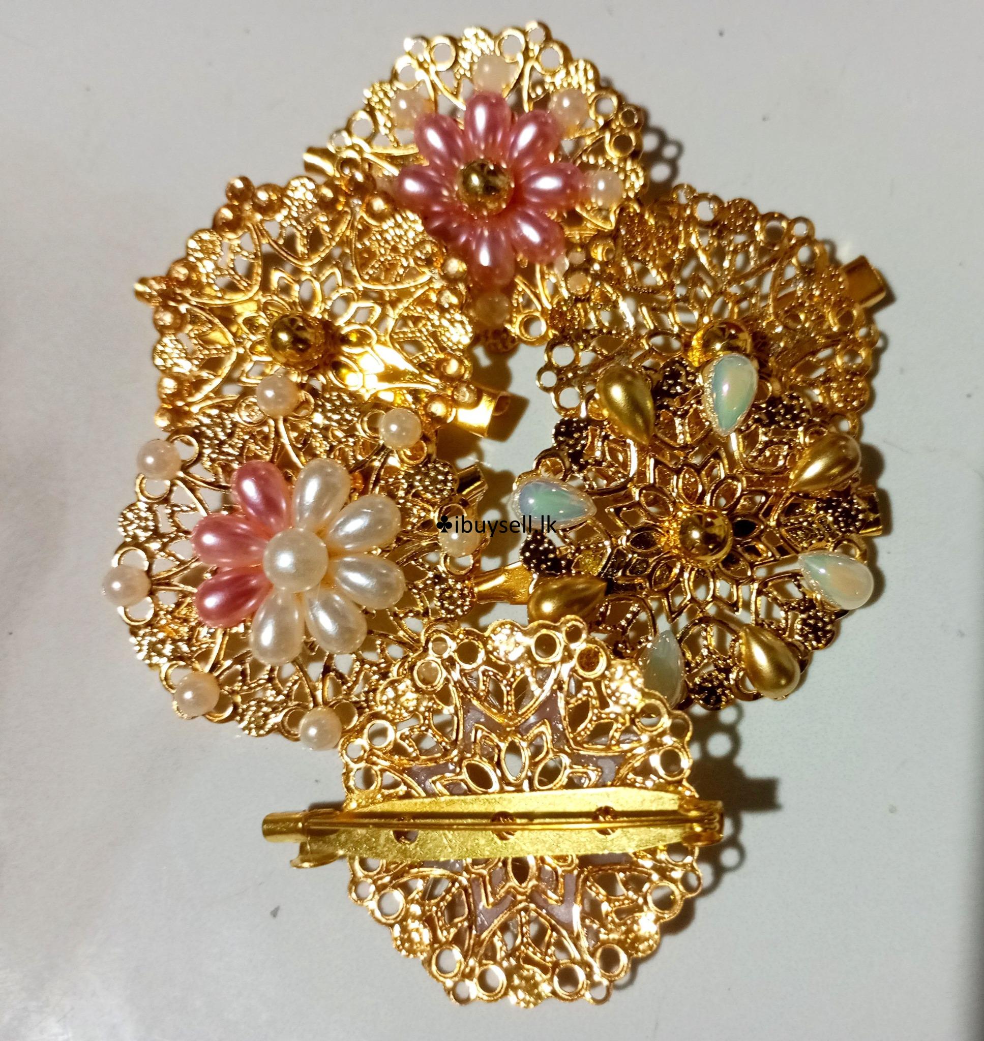uncommon saree brooch for sale!